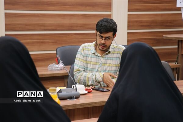 نشست نقد و اصلاح کتب درسی در محل سازمان دانش‌آموزی