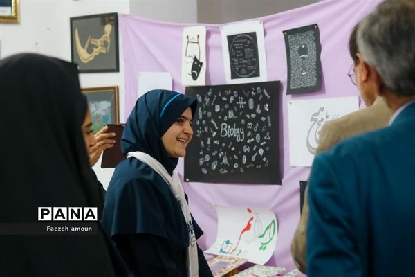 برپایی نمایشگاه فرهنگ و هنر در نگارخانه دبیرستان فرزانگان یزد