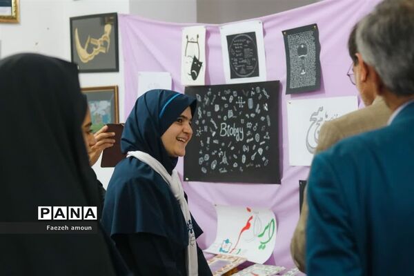 برپایی نمایشگاه فرهنگ و هنر در نگارخانه دبیرستان فرزانگان یزد