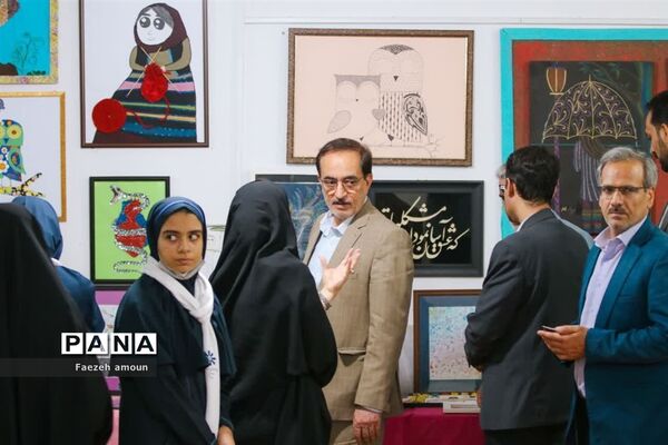 برپایی نمایشگاه فرهنگ و هنر در نگارخانه دبیرستان فرزانگان یزد