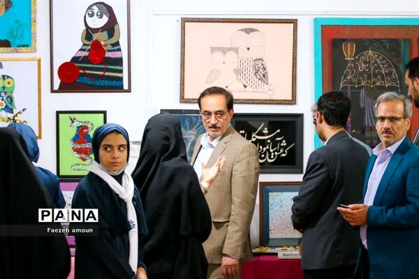 برپایی نمایشگاه فرهنگ و هنر در نگارخانه دبیرستان فرزانگان یزد