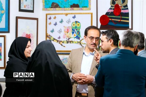 برپایی نمایشگاه فرهنگ و هنر در نگارخانه دبیرستان فرزانگان یزد