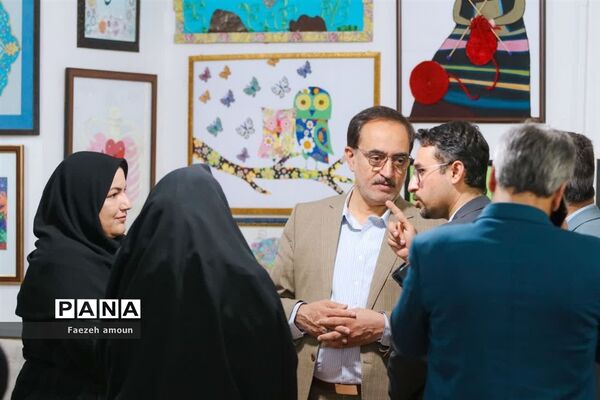 برپایی نمایشگاه فرهنگ و هنر در نگارخانه دبیرستان فرزانگان یزد