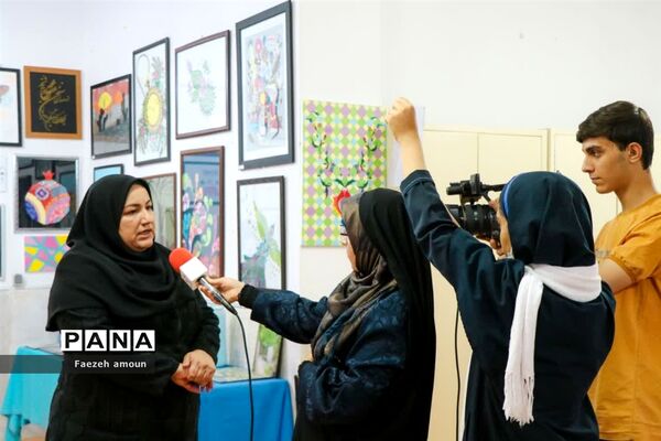 برپایی نمایشگاه فرهنگ و هنر در نگارخانه دبیرستان فرزانگان یزد