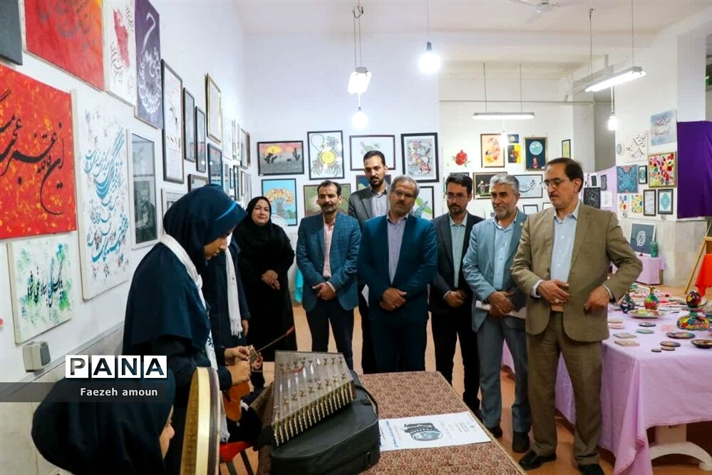برپایی نمایشگاه فرهنگ و هنر در نگارخانه دبیرستان فرزانگان یزد