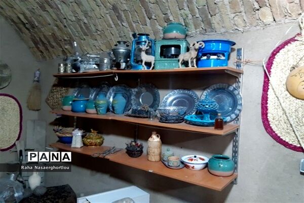 هفته صنایع‌دستی و بازدید دانش‌آموزان منطقه جوادآباد از کارهای دستی مهری تاجیک کار‌آفرین روستای محمد‌آباد عرب‌ها
