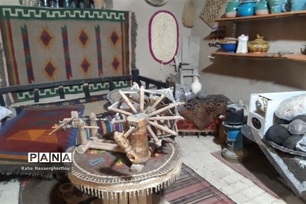 هفته صنایع‌دستی و بازدید دانش‌آموزان منطقه جوادآباد از کارهای دستی مهری تاجیک کار‌آفرین روستای محمد‌آباد عرب‌ها