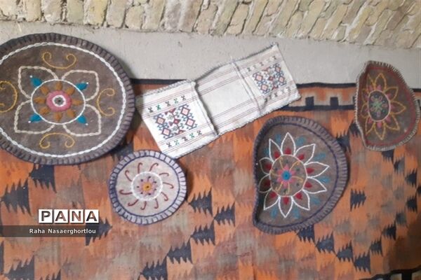 هفته صنایع‌دستی و بازدید دانش‌آموزان منطقه جوادآباد از کارهای دستی مهری تاجیک کار‌آفرین روستای محمد‌آباد عرب‌ها