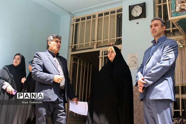 بازدید مدیر آموزش و پرورش منطقه 6 از دبستان پسرانه منتظری