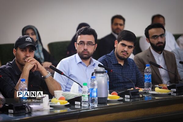 نشست صمیمی نخبگان جوان با وزیر آموزش و پرورش
