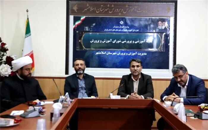 جامعه فرهنگیان تبلور واقعی ایثارگری با حداقل امکانات هستند