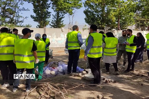 دانش‌آموزان دوستدار محیط‌زیست به کمک پاکبانان برای پاکسازی محیط زیست رفتند