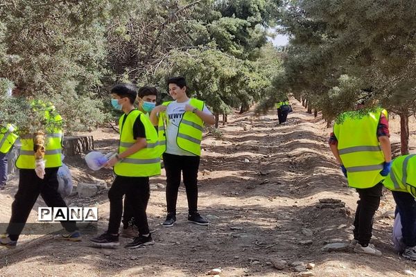 دانش‌آموزان دوستدار محیط‌زیست به کمک پاکبانان برای پاکسازی محیط زیست رفتند