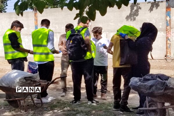دانش‌آموزان دوستدار محیط‌زیست به کمک پاکبانان برای پاکسازی محیط زیست رفتند