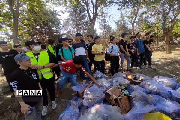 دانش‌آموزان دوستدار محیط‌زیست به کمک پاکبانان برای پاکسازی محیط زیست رفتند