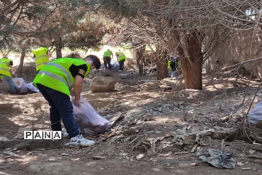 دانش‌آموزان دوستدار محیط‌زیست به کمک پاکبانان برای پاکسازی محیط زیست رفتند