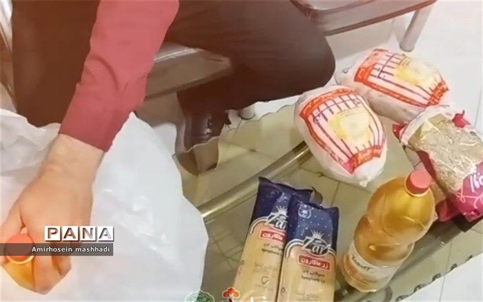 توزیع بسته‌های  کمک‌معیشتی در میان دانش‌آموزان کم‌بضاعت در رودهن/ فیلم