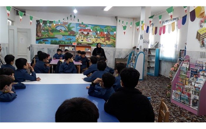 معلم نوش‌آبادی هر پنجشنبه برای دانش‌آموزانش کتاب داستان می‌خواند