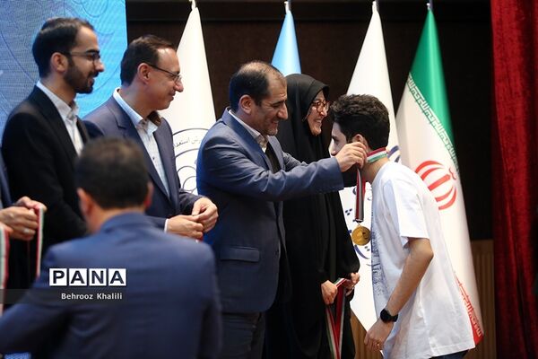 آیین تجلیل از مدال‌آوران المپیادهای علمی