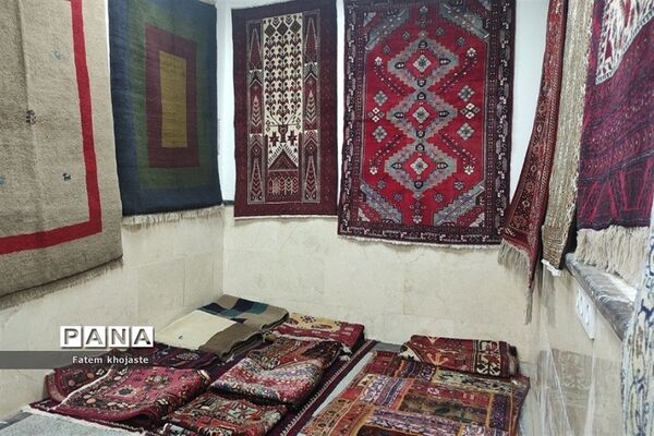 بازدید معاون پرورشی و تربیت‌بدنی آموزش و پرورش شهرستان قرچک از نمایشگاه صنایع‌دستی شهرستان‌