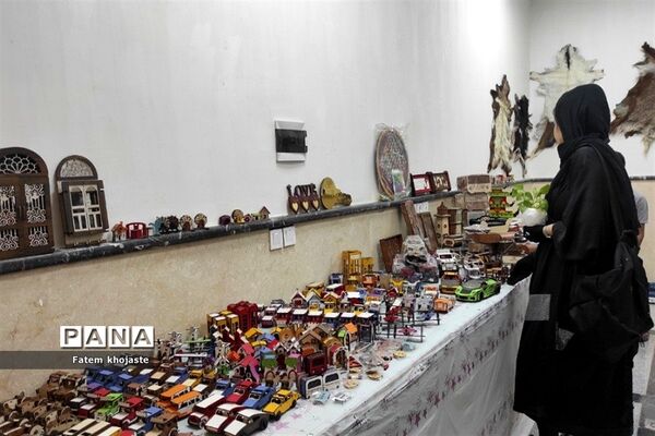 بازدید معاون پرورشی و تربیت‌بدنی آموزش و پرورش شهرستان قرچک از نمایشگاه صنایع‌دستی شهرستان‌