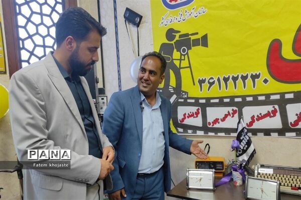 بازدید معاون پرورشی و تربیت‌بدنی آموزش و پرورش شهرستان قرچک از نمایشگاه صنایع‌دستی شهرستان‌