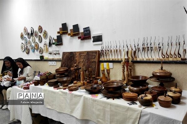 بازدید معاون پرورشی و تربیت‌بدنی آموزش و پرورش شهرستان قرچک از نمایشگاه صنایع‌دستی شهرستان‌