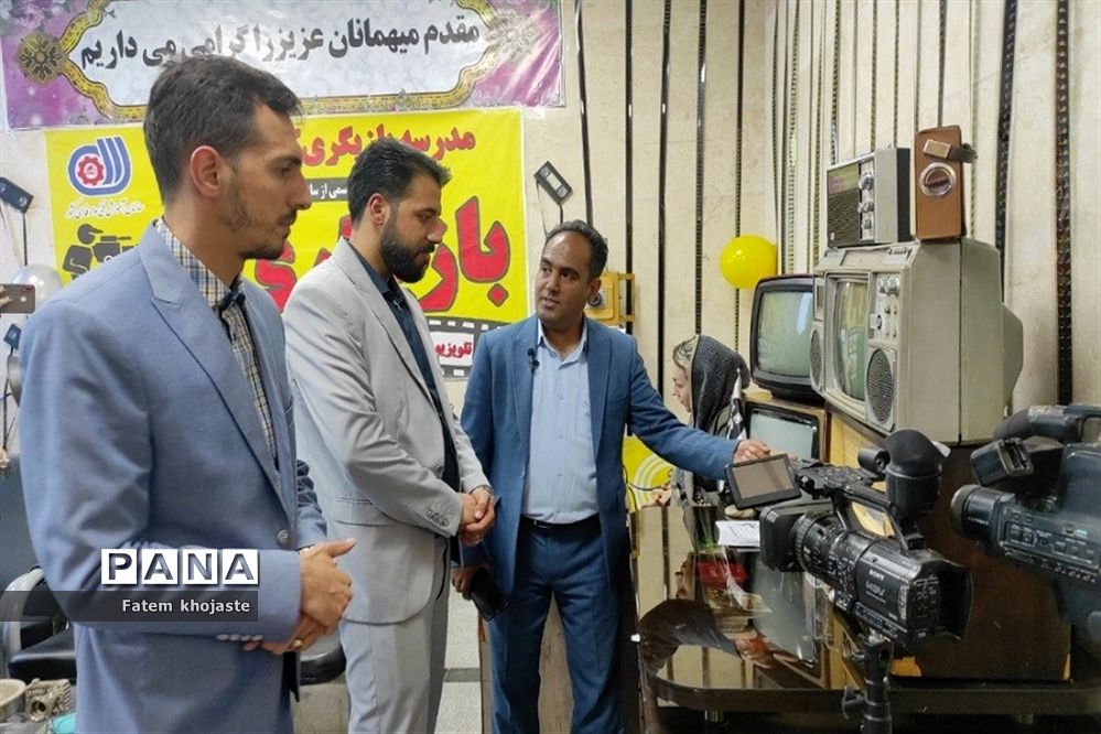 بازدید معاون پرورشی و تربیت‌بدنی آموزش و پرورش شهرستان قرچک از نمایشگاه صنایع‌دستی شهرستان‌