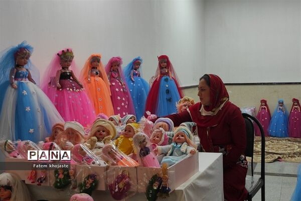 بازدید معاون پرورشی و تربیت‌بدنی آموزش و پرورش شهرستان قرچک از نمایشگاه صنایع‌دستی شهرستان‌
