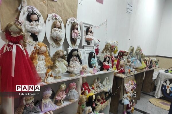 بازدید معاون پرورشی و تربیت‌بدنی آموزش و پرورش شهرستان قرچک از نمایشگاه صنایع‌دستی شهرستان‌