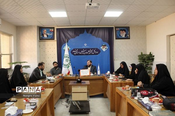 نشست همفکری هیات رئیسه مجلس دانش‌آموزی استان قم