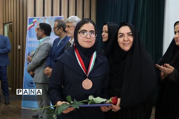 آیین تجلیل از مدال‌آوران المپیاد‌های علمی استان البرز