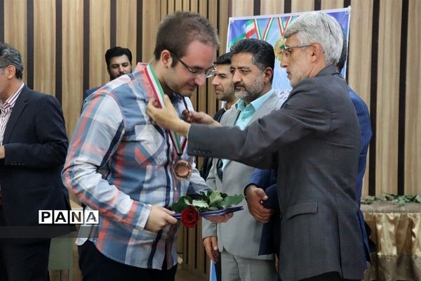 آیین تجلیل از مدال‌آوران المپیاد‌های علمی استان البرز