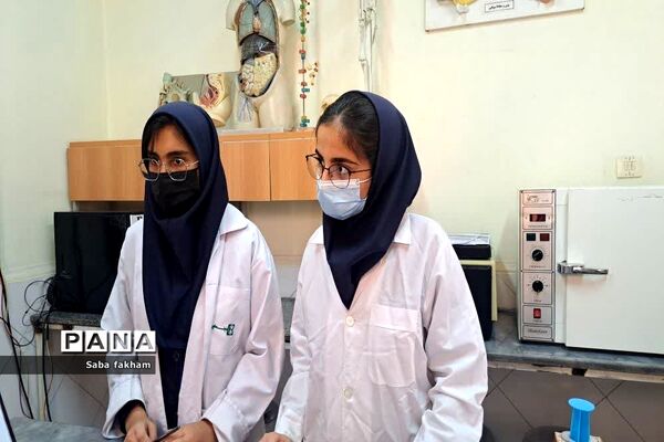 مسابقه محور علوم آزمایشگاهی در پژوهش‌سرای احمدی روشن ناحیه یک بهارستان