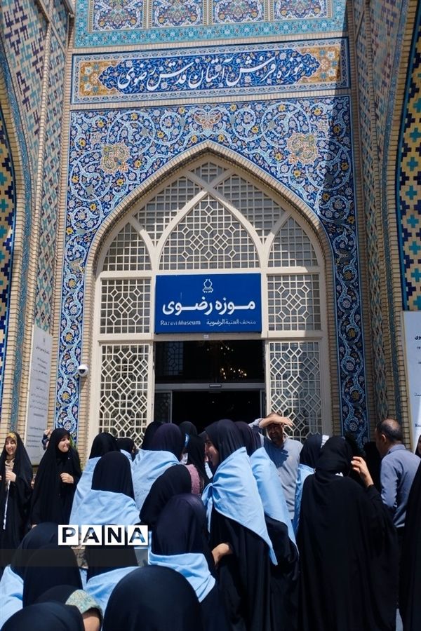 بازدید دانش آموزان دختر زیارت‌اولی استان اصفهان از موزه آستان قدس رضوی