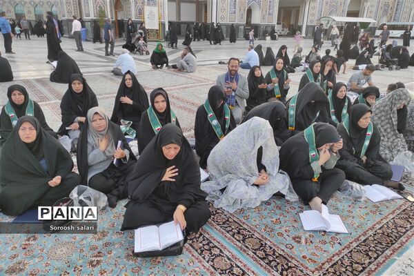 قرائت زیارت عاشورا توسط مربیان سازمان دانش‌آموزی شهرستان داراب در حرم مطهر امام رضا (ع)