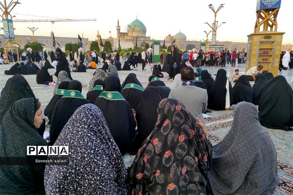 قرائت زیارت عاشورا توسط مربیان سازمان دانش‌آموزی شهرستان داراب در حرم مطهر امام رضا (ع)