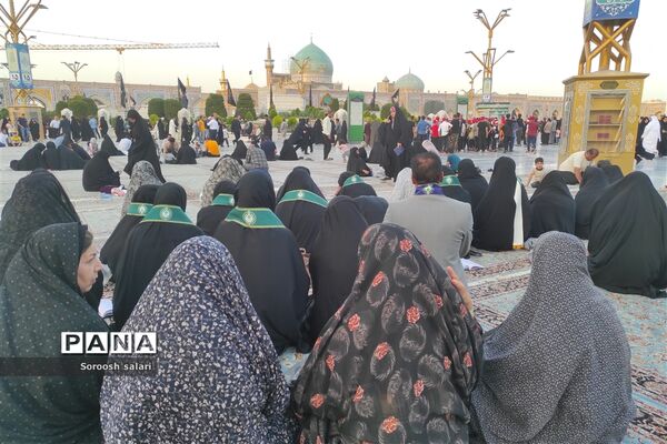 قرائت زیارت عاشورا توسط مربیان سازمان دانش‌آموزی شهرستان داراب در حرم مطهر امام رضا (ع)