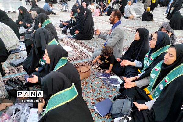 قرائت زیارت عاشورا توسط مربیان سازمان دانش‌آموزی شهرستان داراب در حرم مطهر امام رضا (ع)