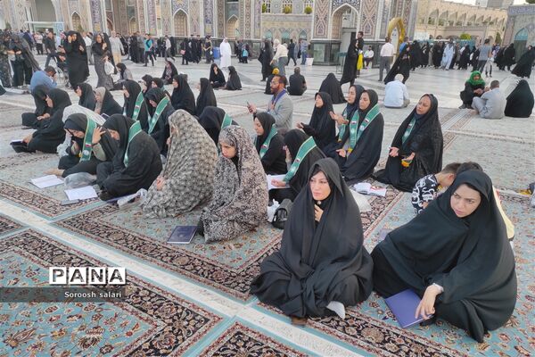 قرائت زیارت عاشورا توسط مربیان سازمان دانش‌آموزی شهرستان داراب در حرم مطهر امام رضا (ع)