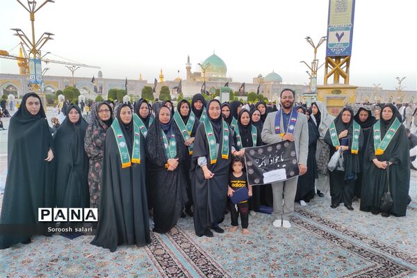 قرائت زیارت عاشورا توسط مربیان سازمان دانش‌آموزی شهرستان داراب در حرم مطهر امام رضا (ع)