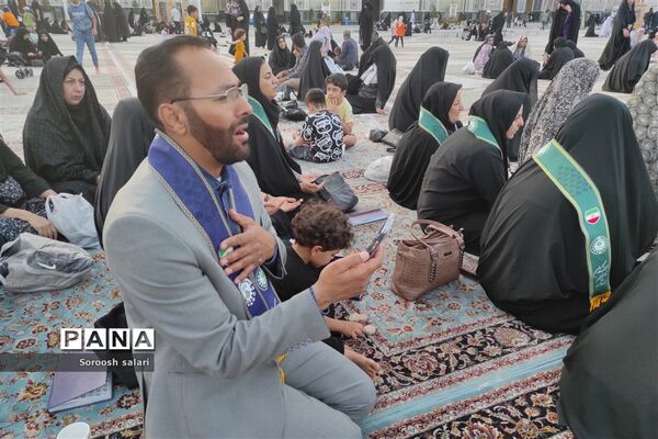 قرائت زیارت عاشورا توسط مربیان سازمان دانش‌آموزی شهرستان داراب در حرم مطهر امام رضا (ع)