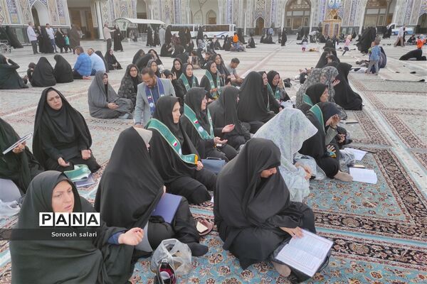 قرائت زیارت عاشورا توسط مربیان سازمان دانش‌آموزی شهرستان داراب در حرم مطهر امام رضا (ع)