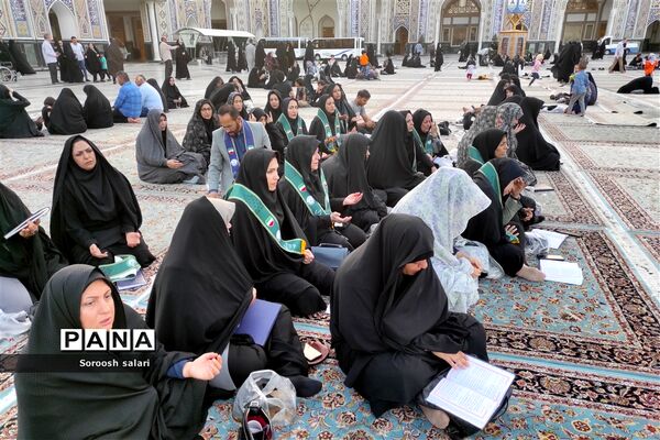 قرائت زیارت عاشورا توسط مربیان سازمان دانش‌آموزی شهرستان داراب در حرم مطهر امام رضا (ع)