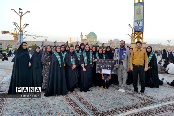 قرائت زیارت عاشورا توسط مربیان سازمان دانش‌آموزی شهرستان داراب در حرم مطهر امام رضا (ع)