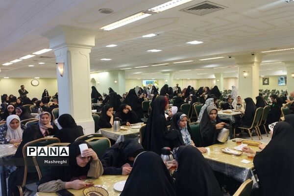 حضور دانش‌آموزان دختر اصفهانی زیارت‌اولی در مهمان‌سرای حضرت امام رضا (ع)