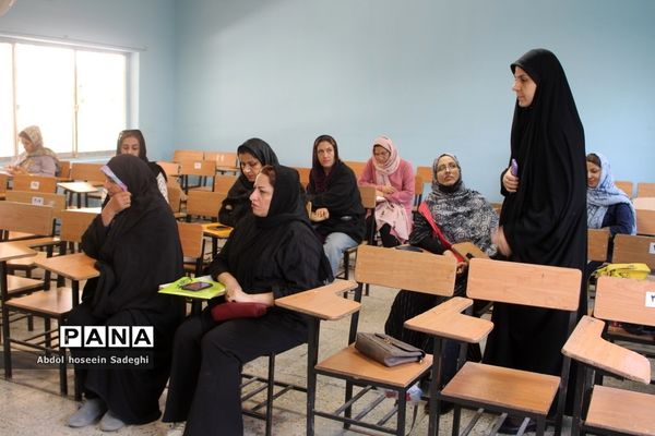 حضور دلگرم‌کننده والدین در کنار فرزندان در حوزه امتحانی تیزهوشان (سمپاد)