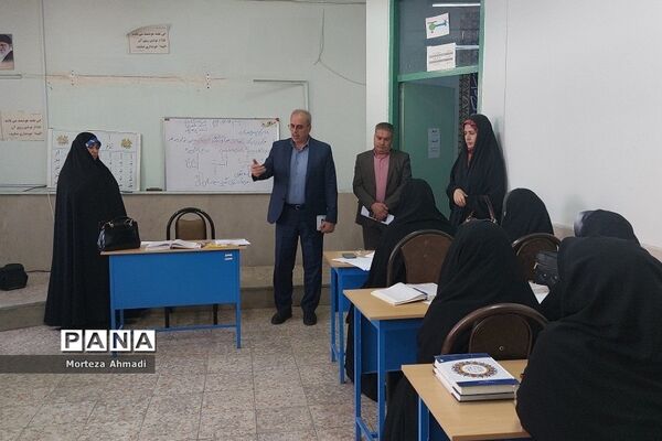 بازدید مدیر آموزش و پرورش ناحیه یک ری از برگزاری کلاس‌های طرح اتقان
