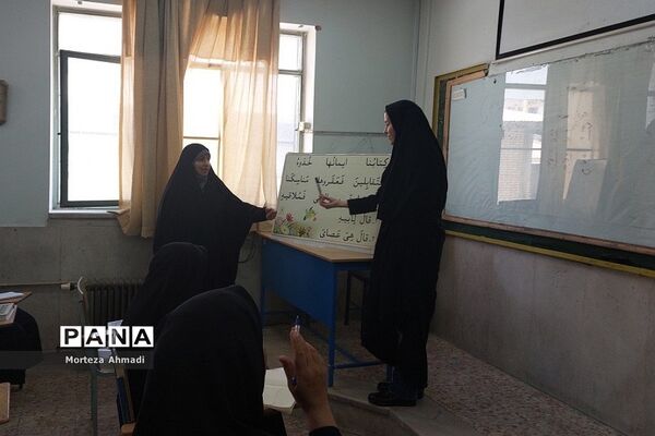 بازدید مدیر آموزش و پرورش ناحیه یک ری از برگزاری کلاس‌های طرح اتقان