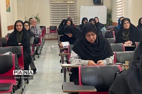 جلسه ارزیابی کیفیت‌بخشی به عملکرد مدیریت مراکز آموزشی در آموزش و پرورش رودهن